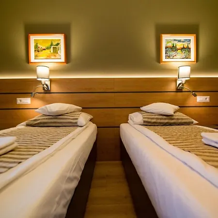 Bonanza & Restaurant Guest house Mera