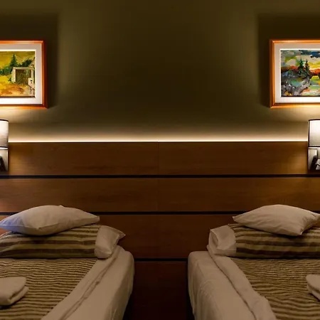 Bonanza & Restaurant Guest house Mera